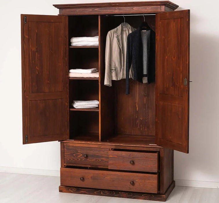 Vintage Kleiderschrank aus Massivholz im Landhausstil
