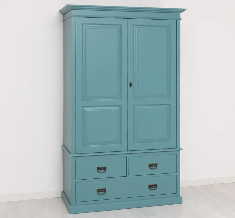 Vintage Kleiderschrank aus Massivholz im Landhausstil