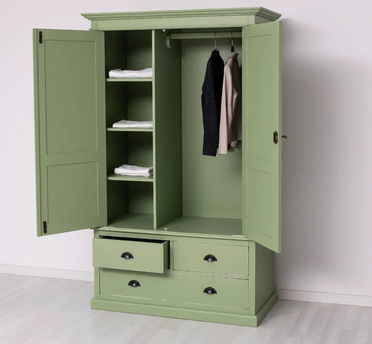 Vintage Kleiderschrank aus Massivholz im Landhausstil