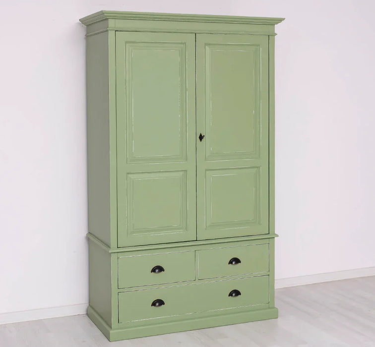 Vintage Kleiderschrank aus Massivholz im Landhausstil