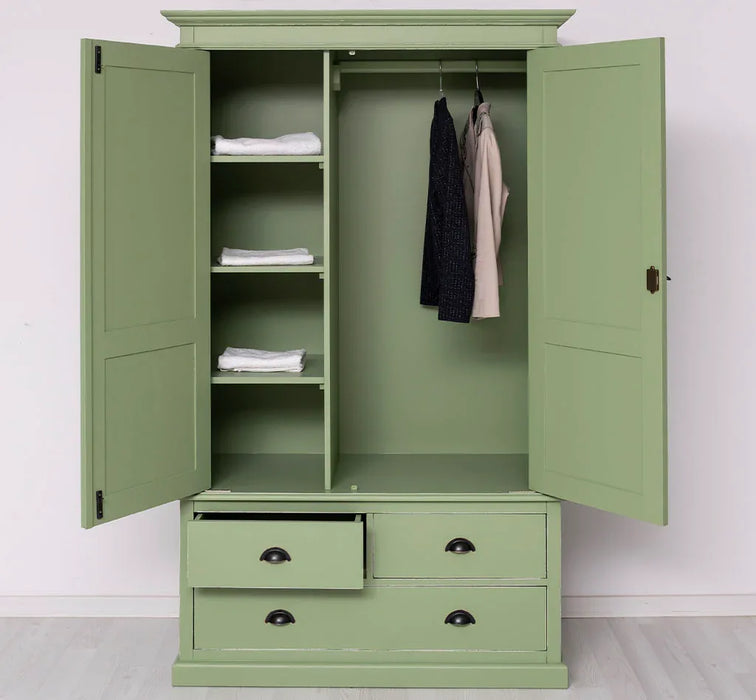 Vintage Kleiderschrank aus Massivholz im Landhausstil