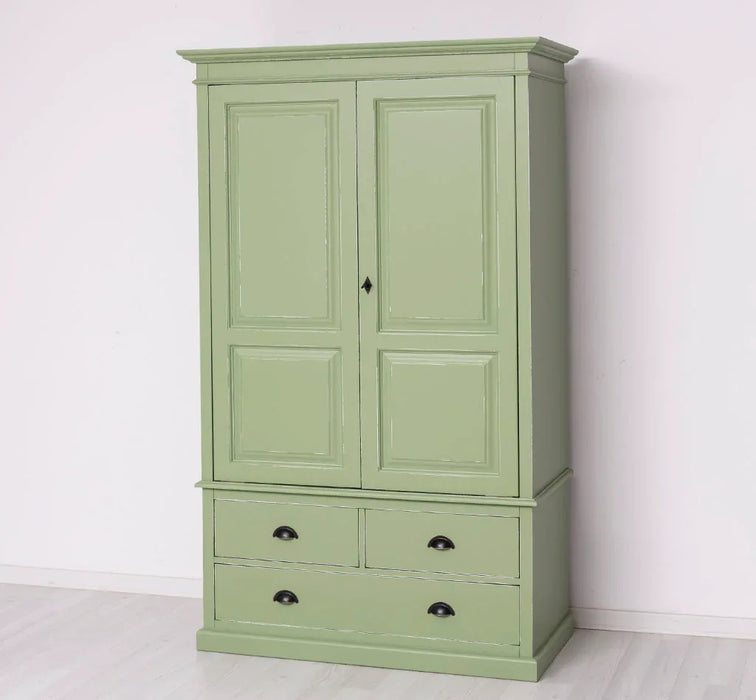 Vintage Kleiderschrank aus Massivholz im Landhausstil