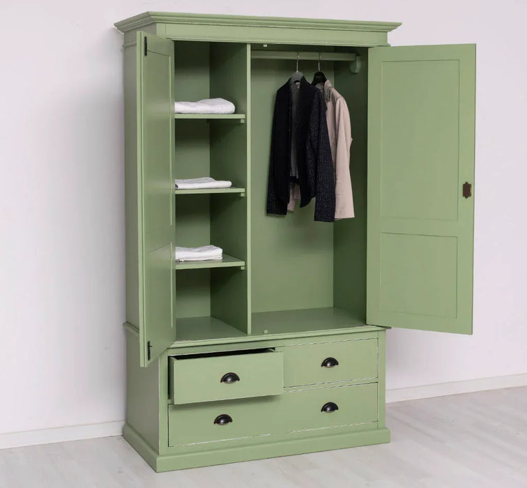 Vintage Kleiderschrank aus Massivholz im Landhausstil