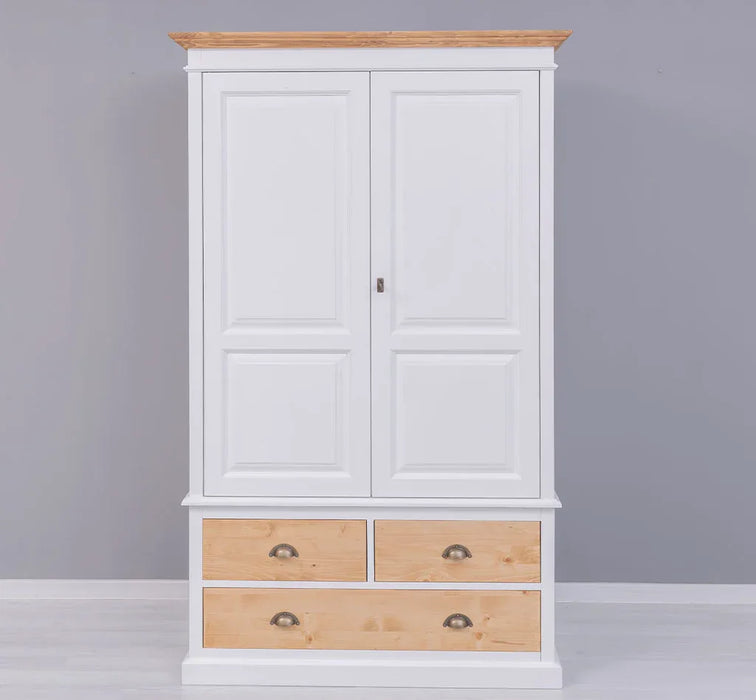 Vintage Kleiderschrank aus Massivholz im Landhausstil