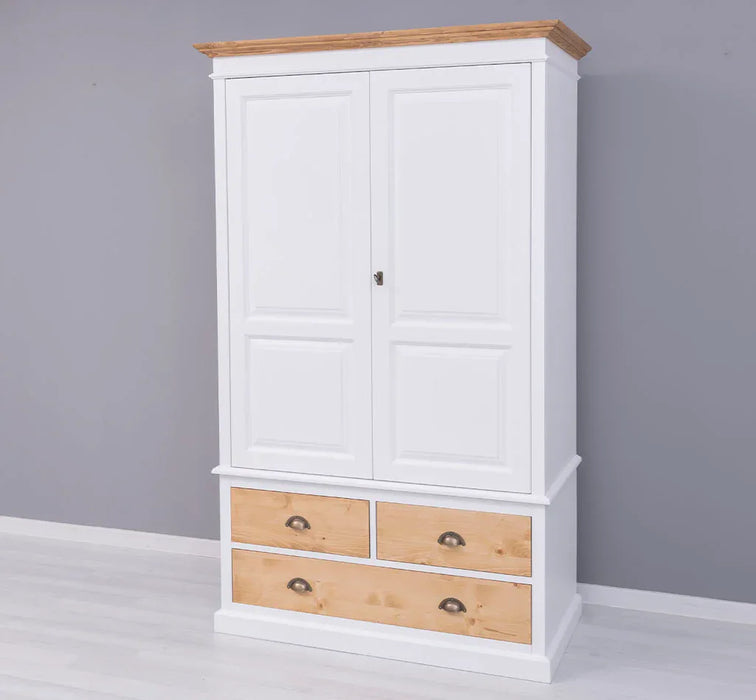Vintage Kleiderschrank aus Massivholz im Landhausstil