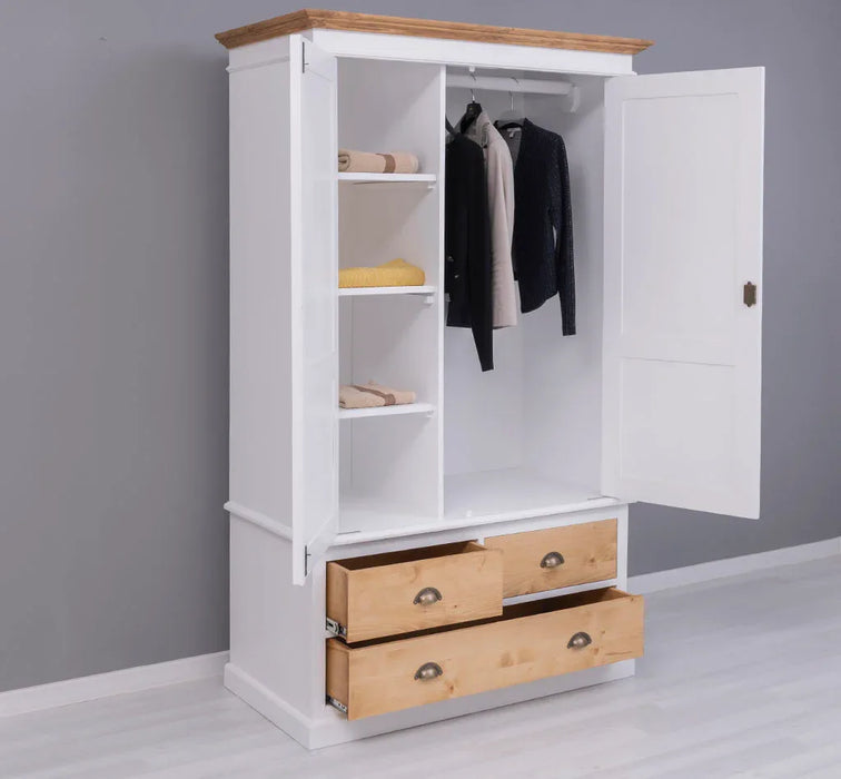 Vintage Kleiderschrank aus Massivholz im Landhausstil