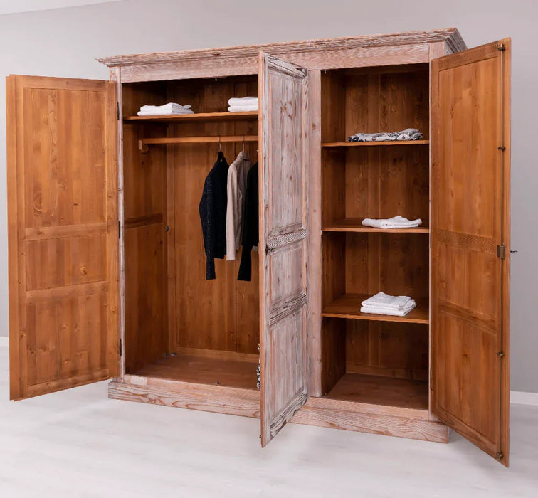 Vintage Kleiderschrank aus Massivholz mit drei Türen