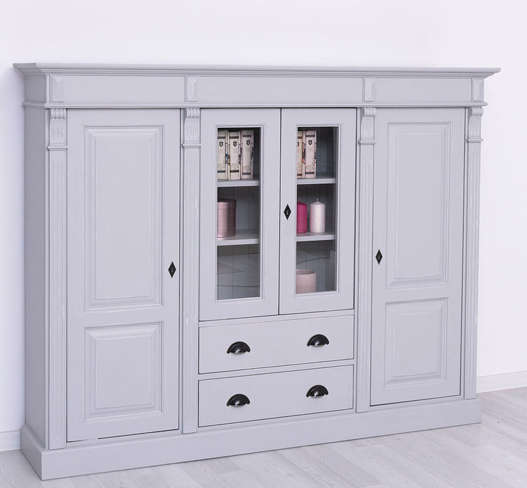 Wohnschrank aus Massivholz im Landhausstil mit Türen und Schubladen