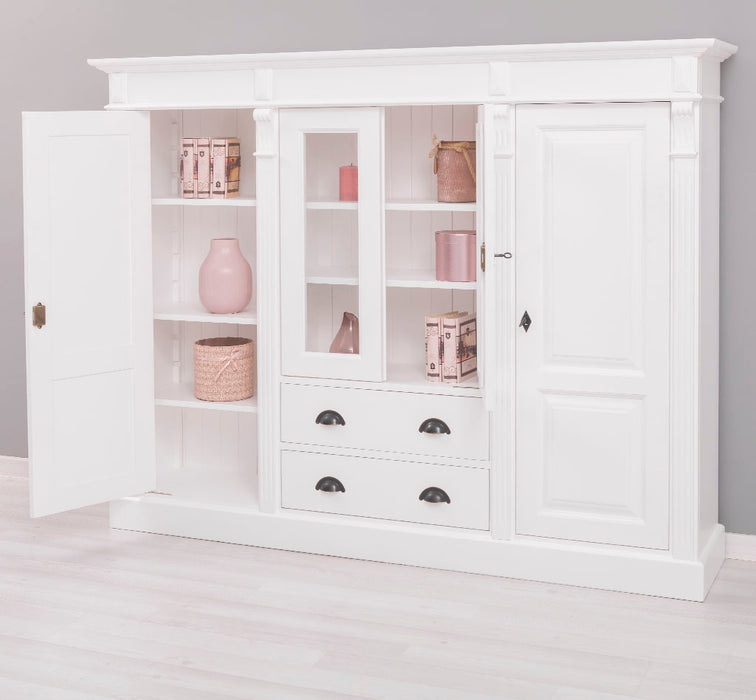 Wohnschrank aus Massivholz im Landhausstil mit Türen und Schubladen