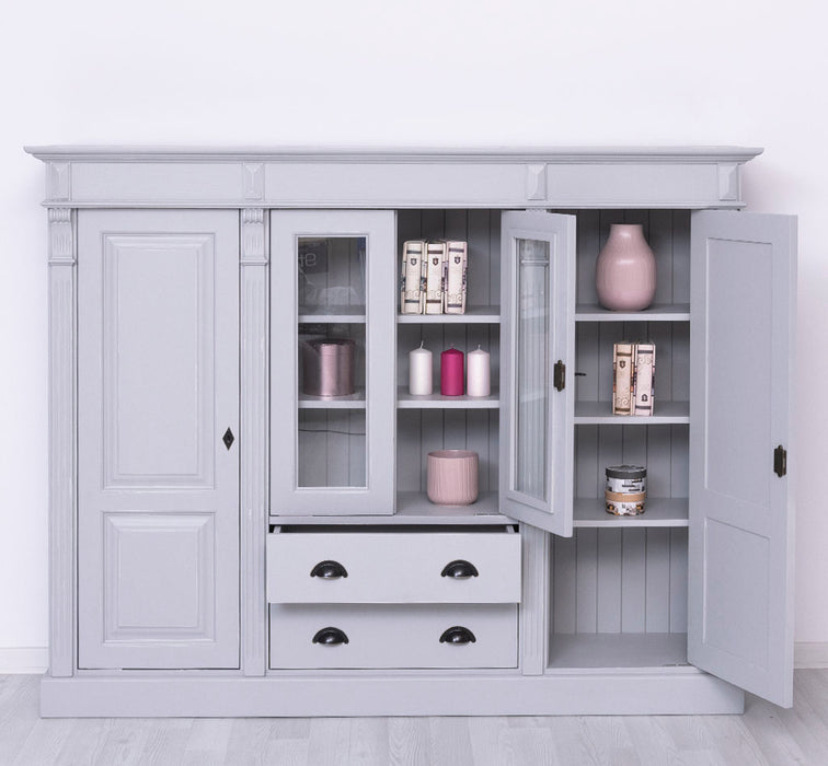 Wohnschrank aus Massivholz im Landhausstil mit Türen und Schubladen