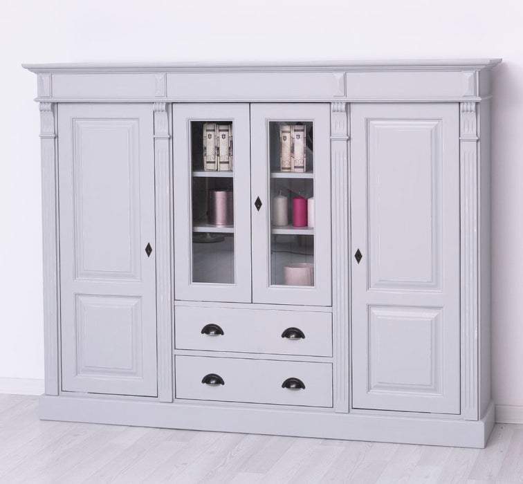 Wohnschrank aus Massivholz im Landhausstil mit Türen und Schubladen