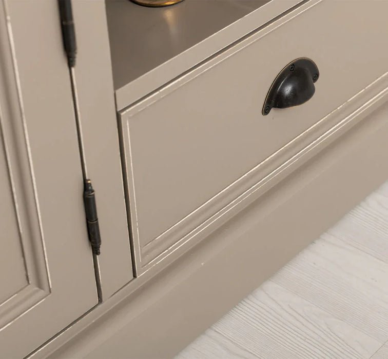 Zweitüriges TV-Board aus Massivholz mit Schublade