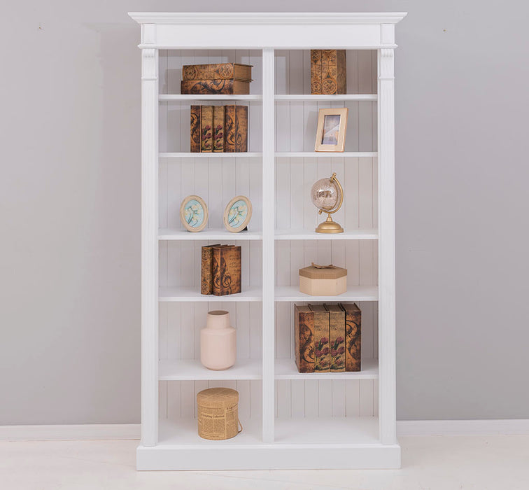 Regalwand aus Massivholz - Bücherregal mit Ornamenten