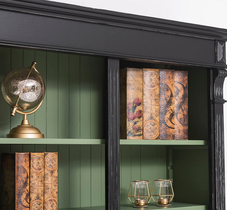 Regalwand aus Massivholz - Bücherregal mit Ornamenten