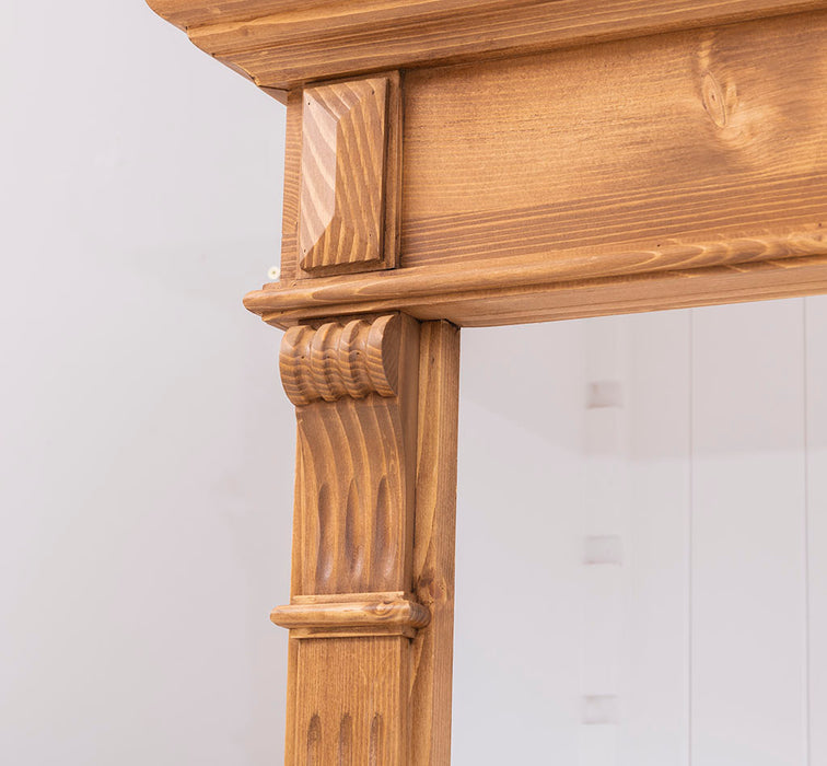 Regalwand aus Massivholz - Bücherregal mit Ornamenten