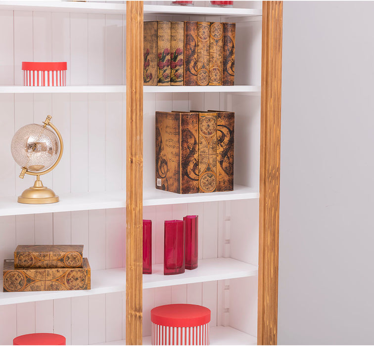 Regalwand aus Massivholz - Bücherregal mit Ornamenten