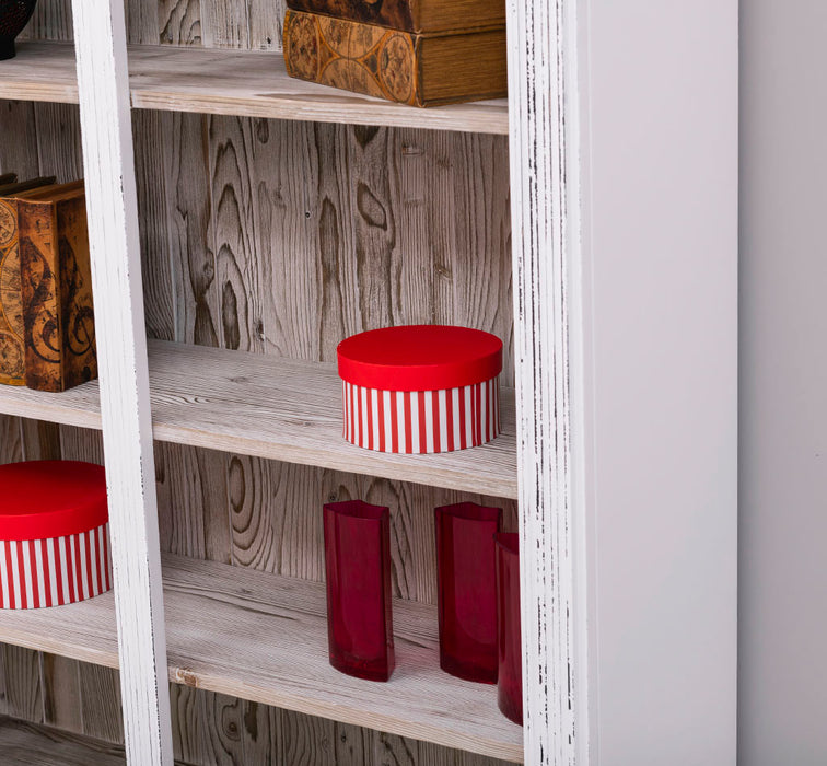 Regalwand aus Massivholz - Bücherregal mit Ornamenten