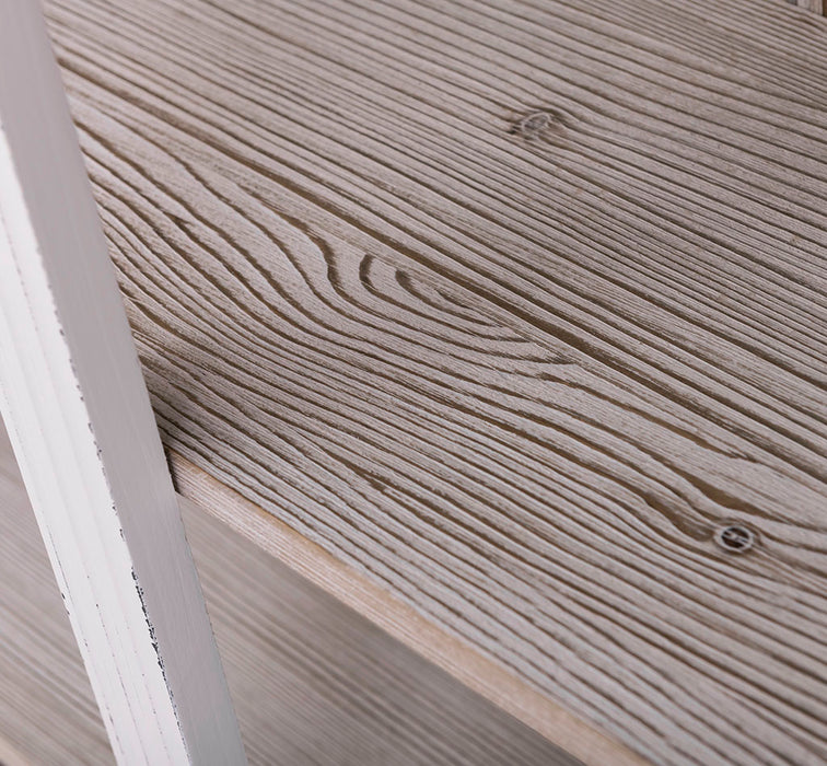 Regalwand aus Massivholz - Bücherregal mit Ornamenten