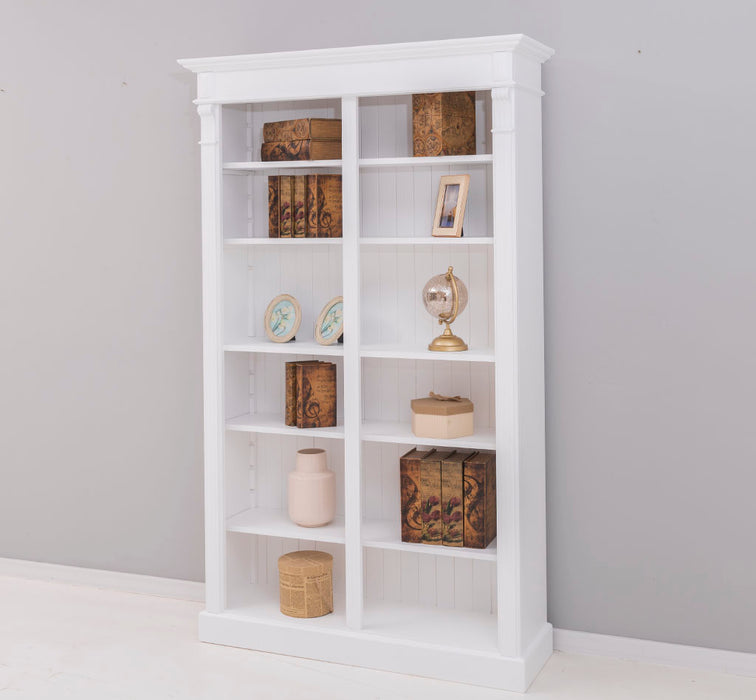 Regalwand aus Massivholz - Bücherregal mit Ornamenten