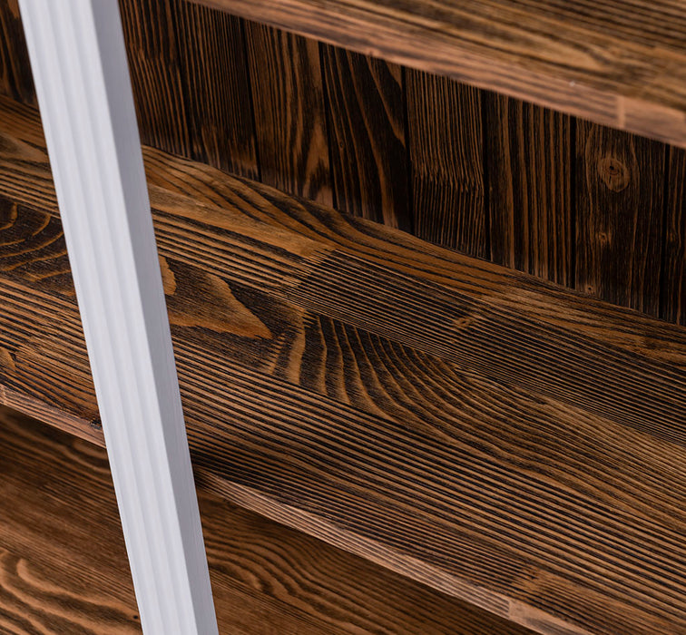 Regalwand aus Massivholz - Bücherregal mit Ornamenten