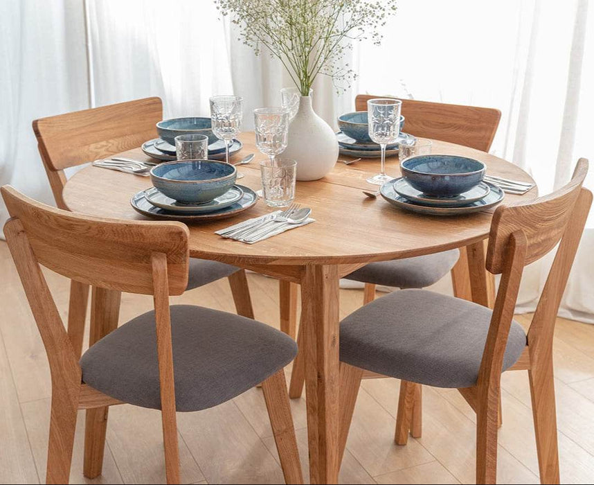 Minimalistische Essgruppe aus massiver Eiche | Runder Esstisch Orbetello + 4 x Polsterstuhl Leon - 