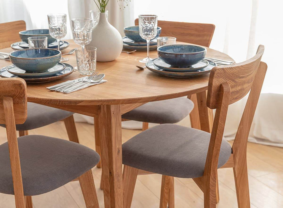 Minimalistische Essgruppe aus massiver Eiche | Runder Esstisch Orbetello + 4 x Polsterstuhl Leon - 
