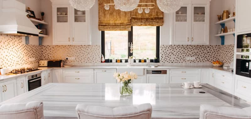 landhaus-kueche-u-form-weiß-granit-kuecheninsel-vintage-blau-haengeschraenke