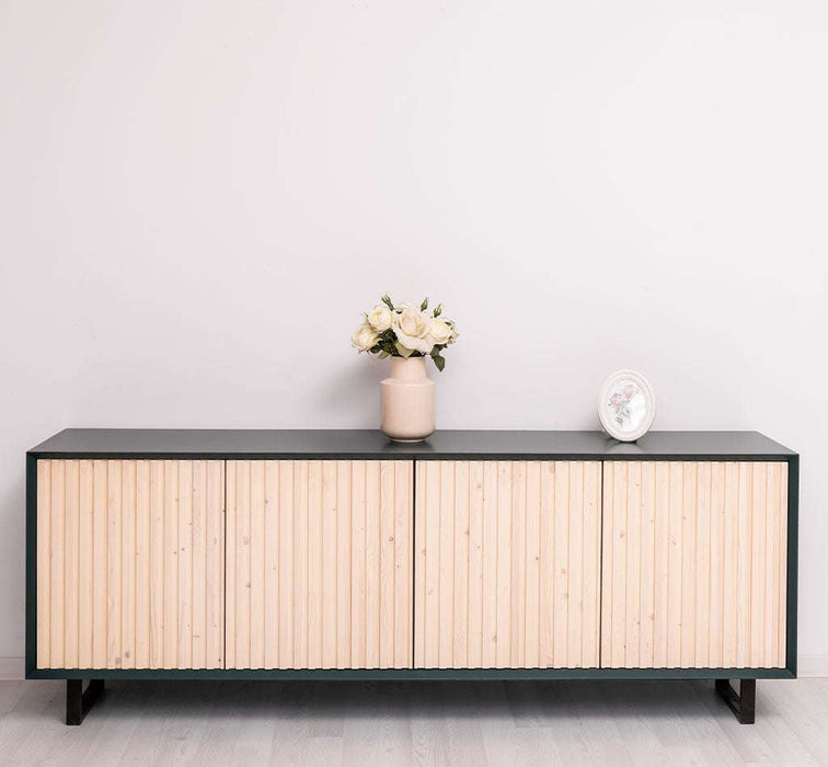 Großes TV-Board aus Massivholz | Sideboard mit geschlossener Front