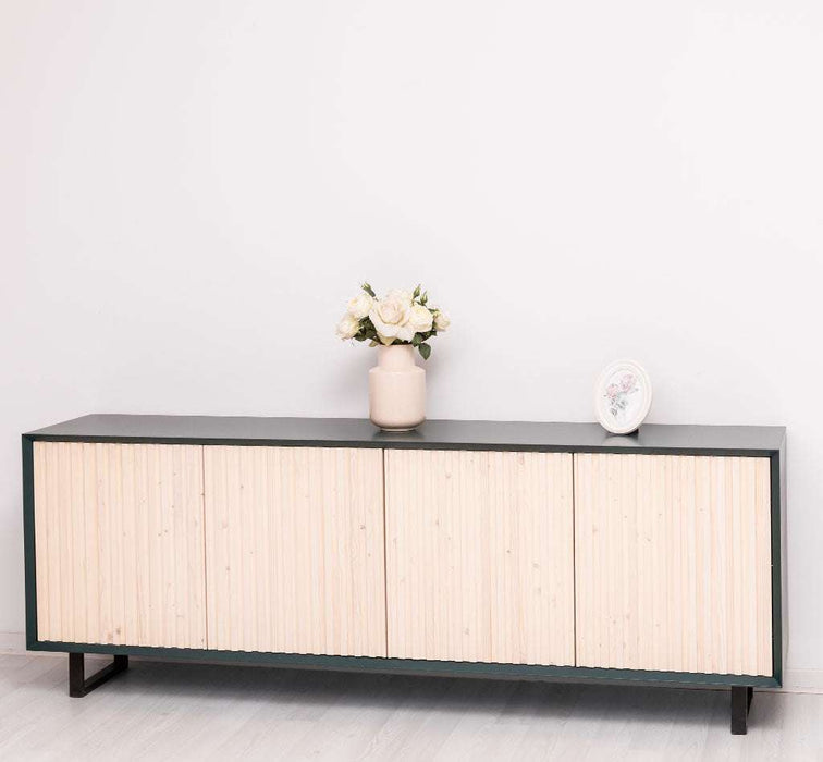 Großes TV-Board aus Massivholz | Sideboard mit geschlossener Front