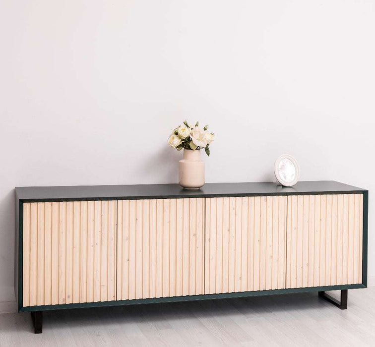 Großes TV-Board aus Massivholz | Sideboard mit geschlossener Front