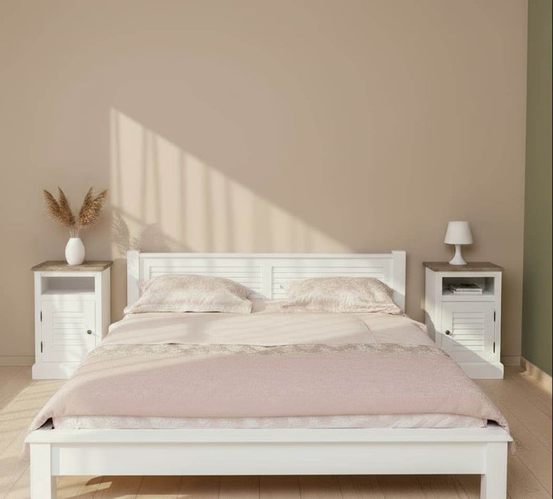 Schlafzimmer-Set - Bett aus Massivholz mit zwei Nachttischen -