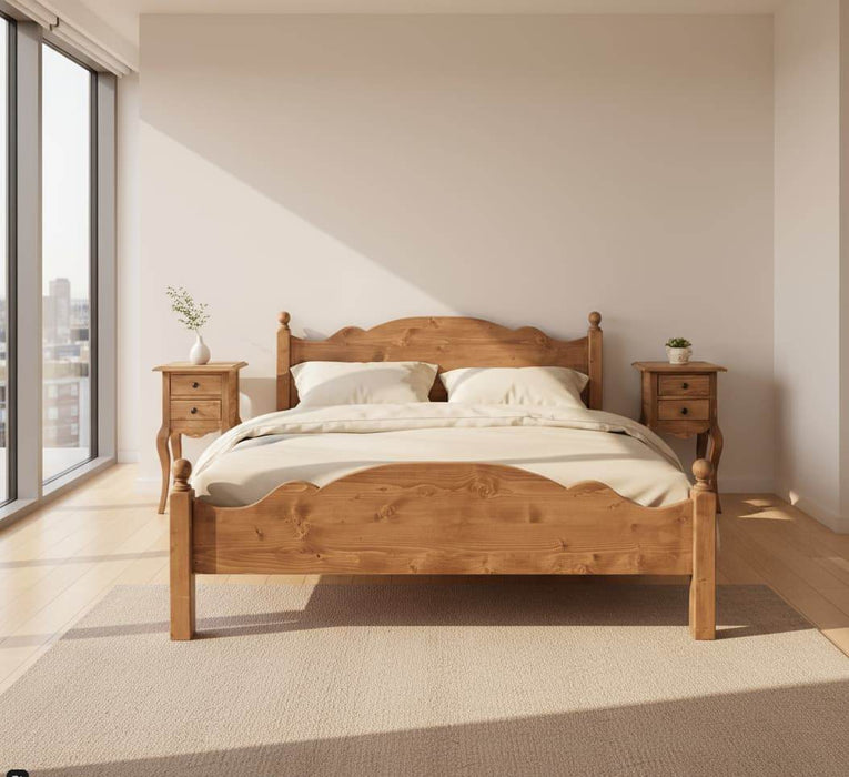 Schlafzimmer Set - Bett aus Massivholz mit geschwungenem Kopf- und Fußteil und zwei Nachttischen -