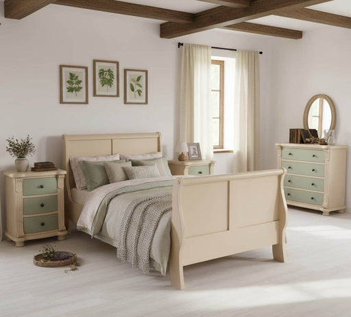 Schlafzimmer-landhaus-Set-aus-Massivholz-Bett-zwei-Nachttische-salbei