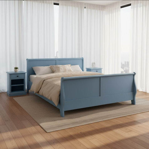schlafzimmer-set-geschwungenes-bett-blau-mit-zwei-nachttischen-penthouse-sonnenstrahlen-voehaenge