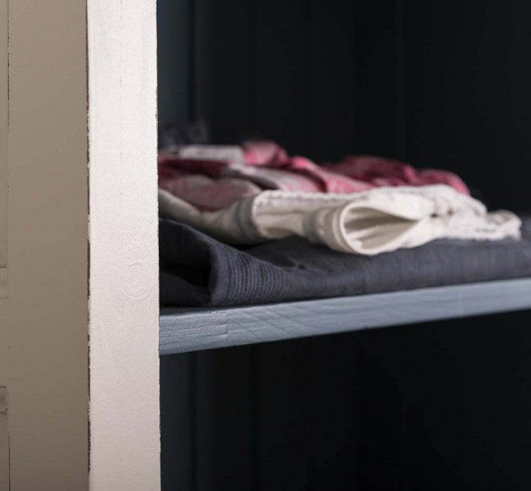 Geschlossener Regalschrank aus Massivholz - beige- detail - vinbtage- lack